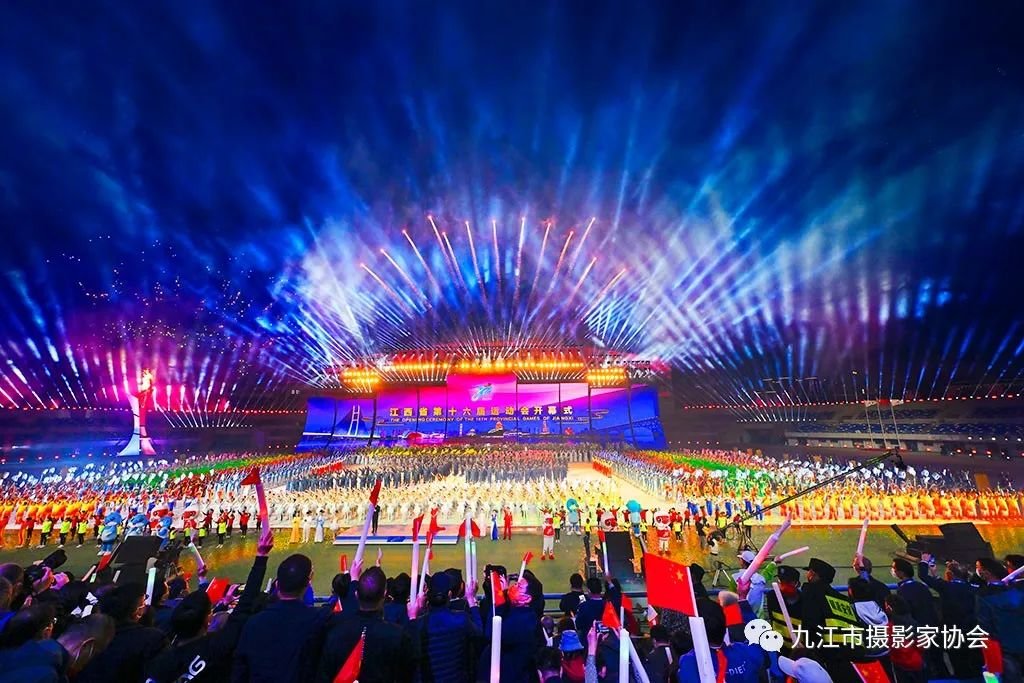 《万众欢腾》 周 雯 摄