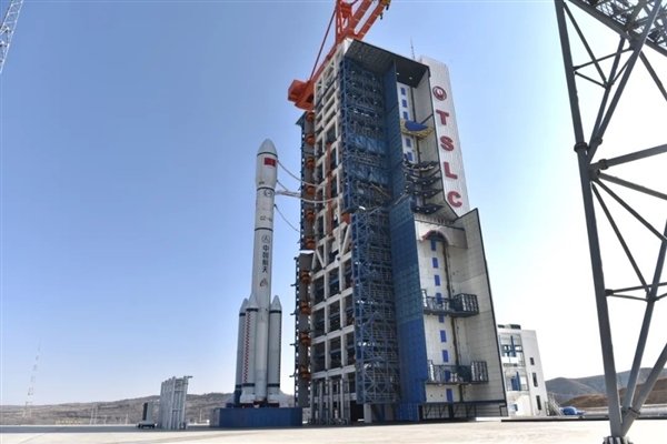 甘肃天空现巨大发光不明飞行物：现场划出一个巨大的“蝌蚪”