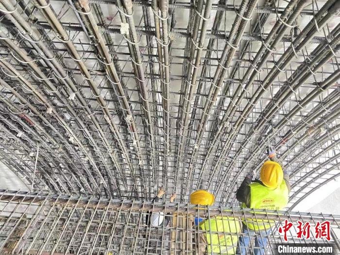 西十高铁全线最大断面隧道启动衬砌混凝土浇筑施工