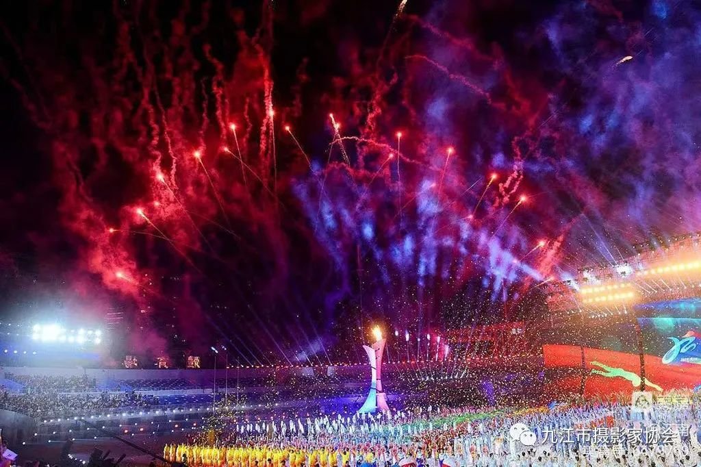 《火炬点燃时刻》 沈双武 摄