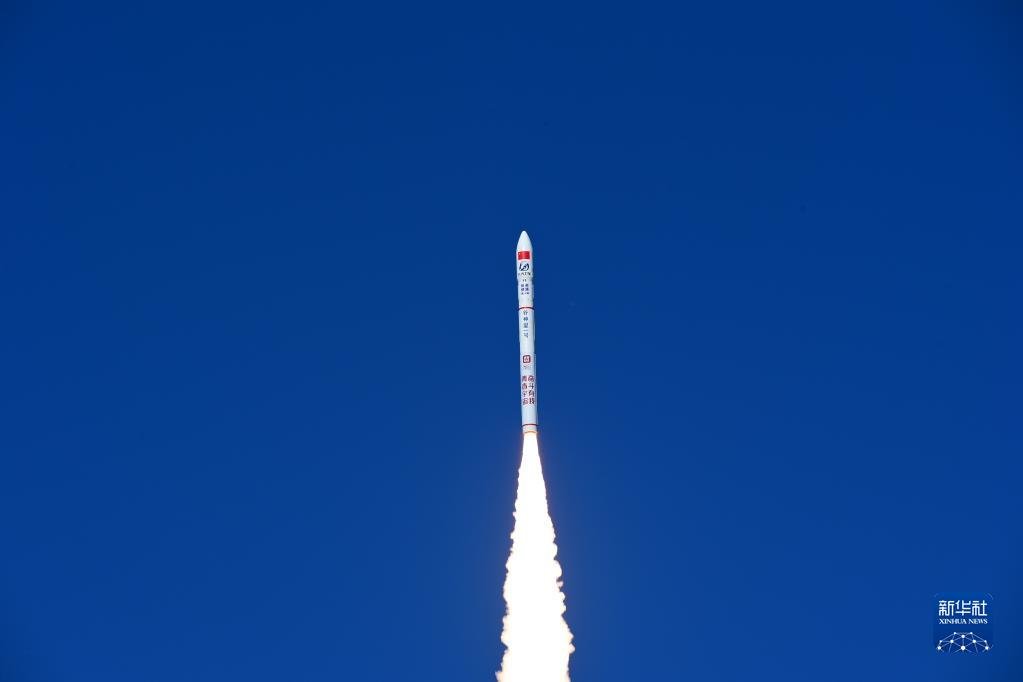 11月16日14时20分，谷神星一号遥四运载火箭在我国酒泉卫星发射中心成功发射升空，将搭载的5颗吉林一号高分03D卫星顺利送入预定轨道，发射任务获得圆满成功。 新华社发（汪江波 摄）