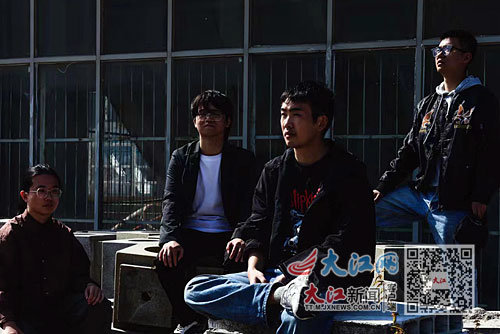 查无此乐队成员：贝斯手胡仕成、吉他手曹焰、主唱孙琨、鼓手王圣元(从左至右)。