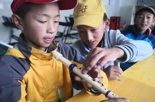 嘉黎镇中心小学的学生在练习竖笛