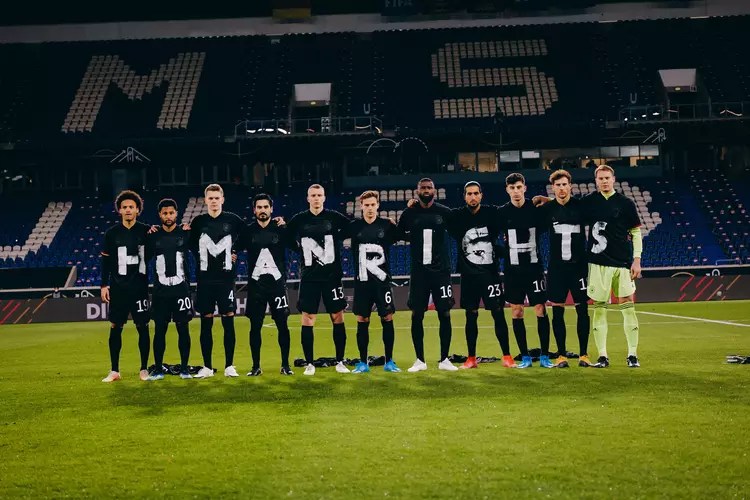 德国队曾在世预赛前组成“HUMAN RIGHTS”的标语来抗议