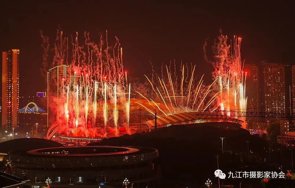 《礼花冲天》 潘 立 摄