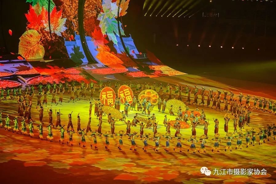 《火红的日子》 杨 鸥 摄