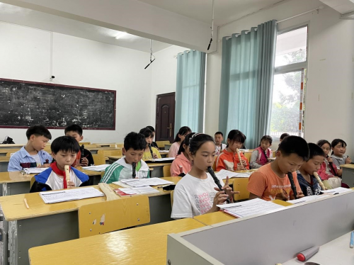 湖南张家界西莲明园小学学生进行竖笛排练