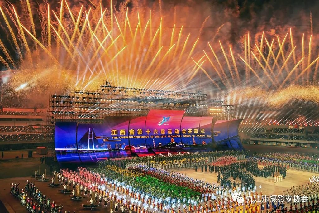 《金花四溅礼佳宾》 涂 钢 摄