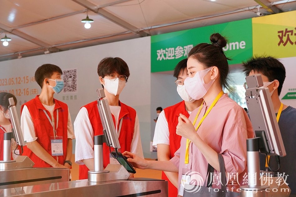 扫码有序进展馆（图片来源：凤凰网佛教 摄影：王子轩）