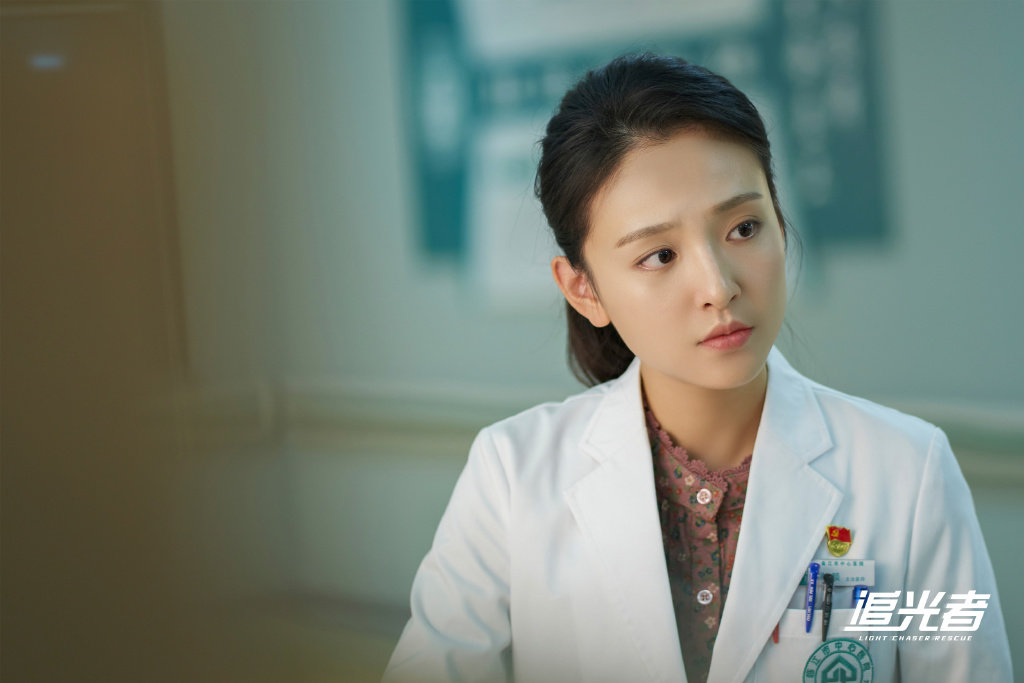 吴倩饰演的展颜是一名外科医生 图片来自官方微博