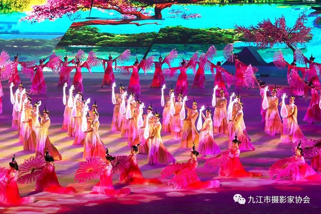 《春华秋实 幸福家园》 李涛渊 摄