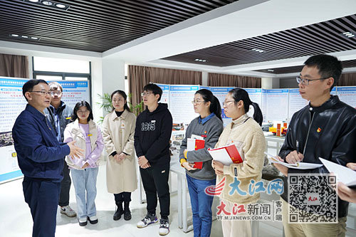 报告会后,刘文华与师生互动交流。通讯员 刘宇翔摄