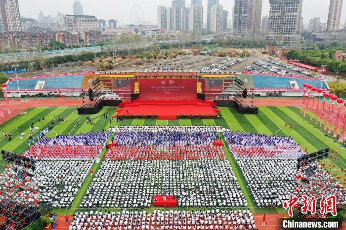 19日上午,南昌航空大学建校70周年发展大会在该校前湖校区田径运动场举行。 记者 刘占昆 摄
