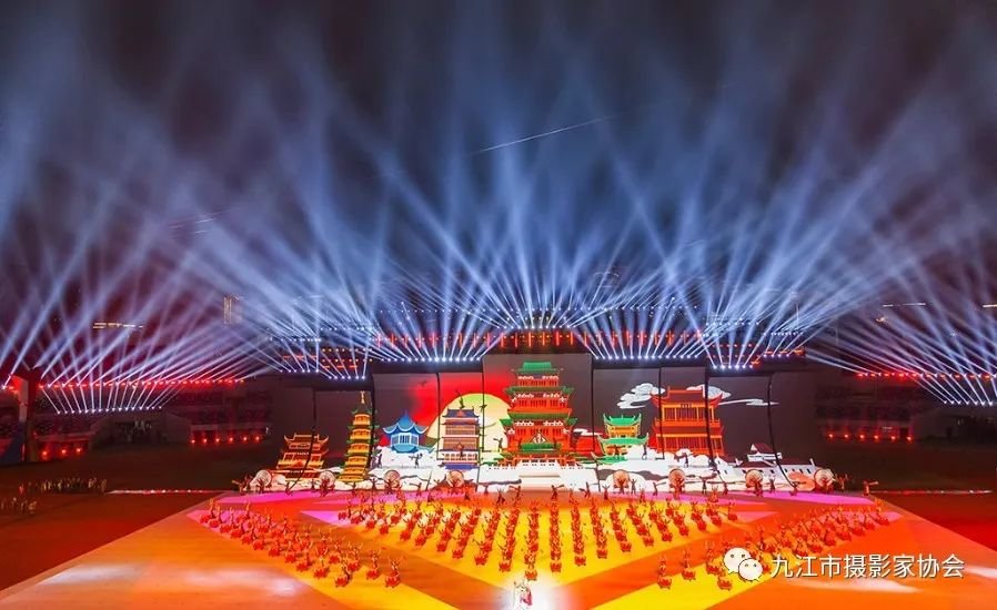 《光芒四射》 潘 立 摄