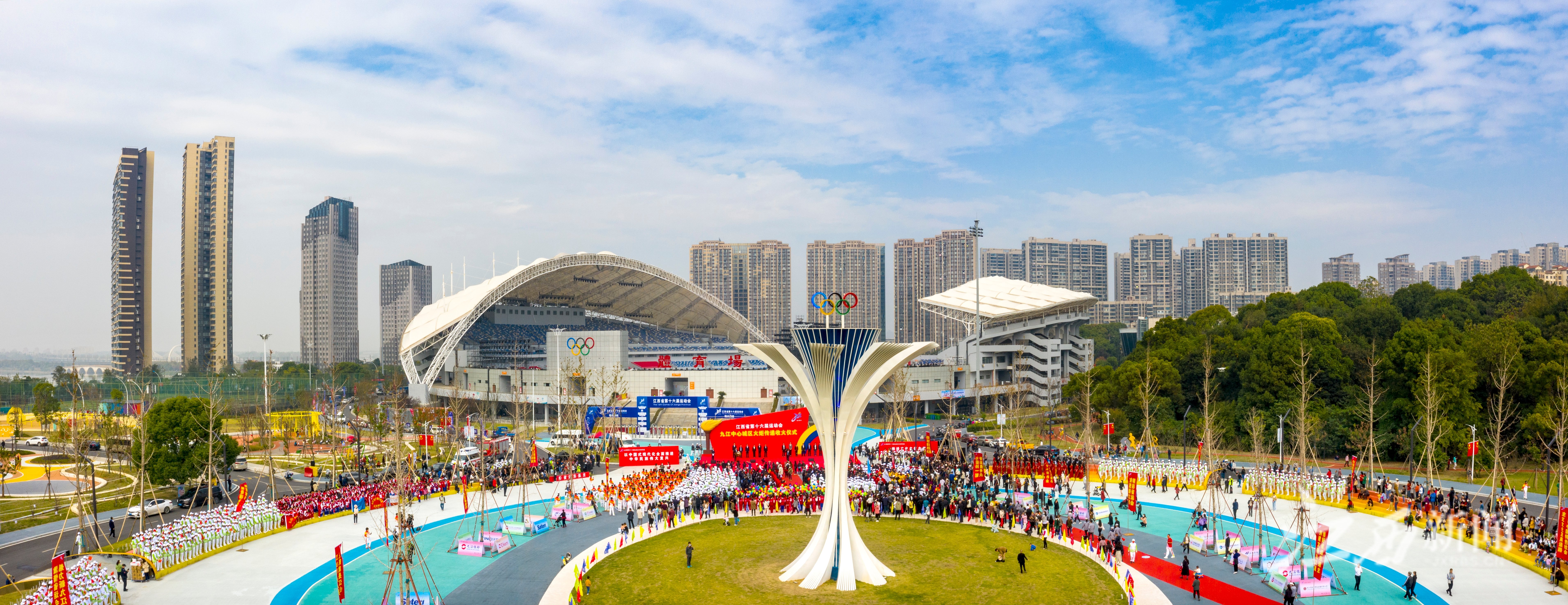 ▲11月3日，省运会九江中心城区火炬传递收火活动在九江市体育中心举行。摄影∣梁振堂