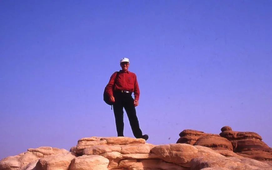 托尼在沙特阿拉伯马丹·萨利赫的岩石地形上摆姿势 | © Lonely Planet