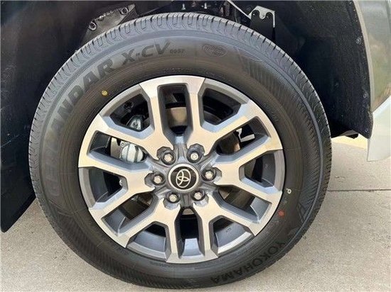 4磅的重量,轮胎选用p275/65r18的米其林ltx a/t2全地形轮胎.