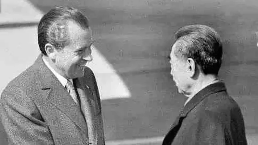 回顾尼克松访华全过程，他在飞机上反复练习如何握手