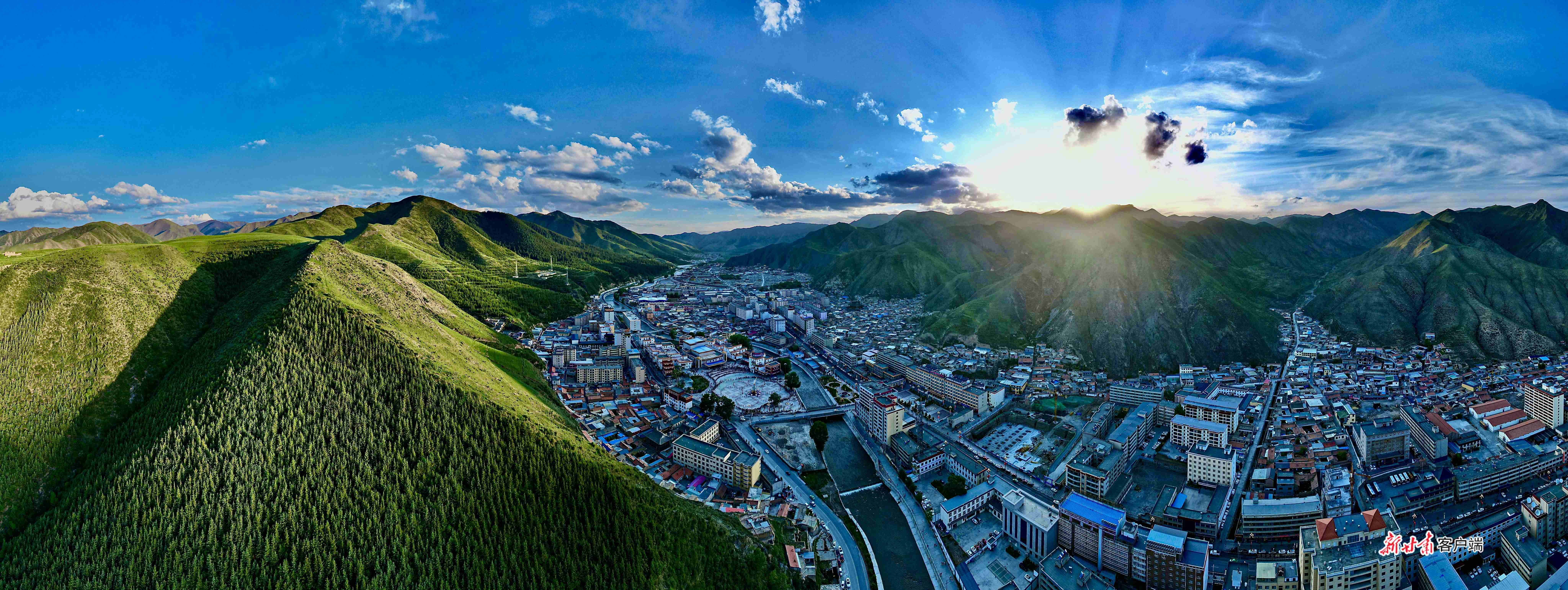 俯瞰夏河县城，四周色彩茏葱仿佛飞舞的彩带，襟起群峰绿色，起伏山野之间。新甘肃&middot;甘肃日报记者 韦德占 摄