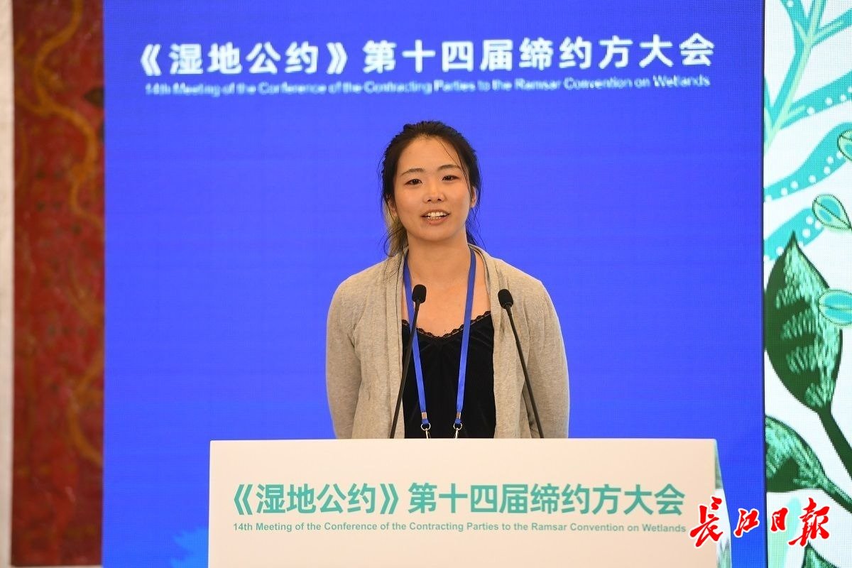 陈韵竹在作主旨演讲《东亚和东南亚社区湿地保护最佳实践》 。记者高勇 摄
