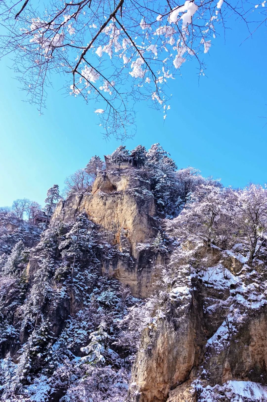 冬天的崆峒山：雪景壮丽无比 天地之间浑然一色