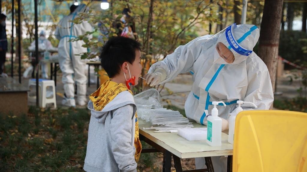 2022年11月6日，西安，灞桥区一小区内的儿童在进行核酸检测。 人民视觉 图