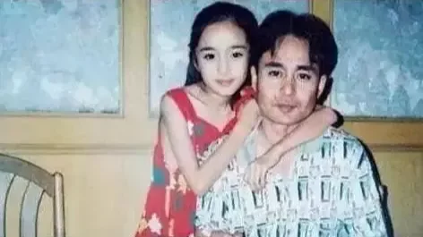 杨幂父亲公开女儿第一份广告合约，那时的杨幂只有十五岁