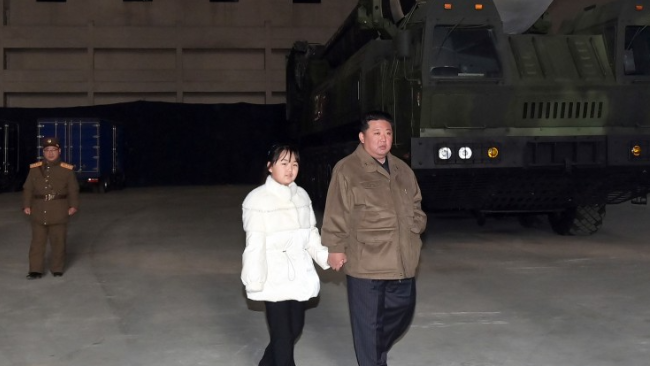 金正恩女儿首次公开露面 陪父亲一起观摩导弹发射