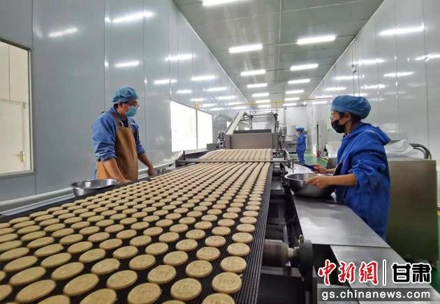 图为甘肃天润园食品有限责任公司马铃薯饼干生产线。民乐县委宣传部供图