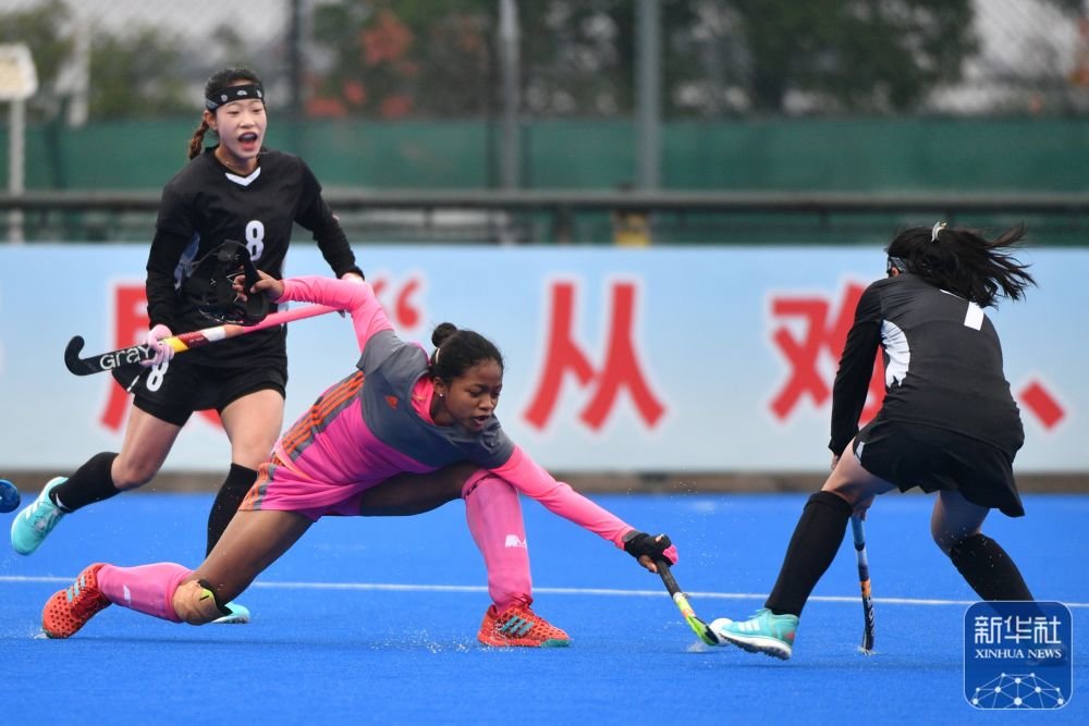 ↑乐山队球员罗亚西（中）在比赛中封堵甘肃队球员罗佳蓉射门