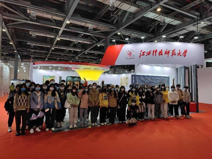 江西科技师范大学师生作品亮相中国工艺美术产业发展大会