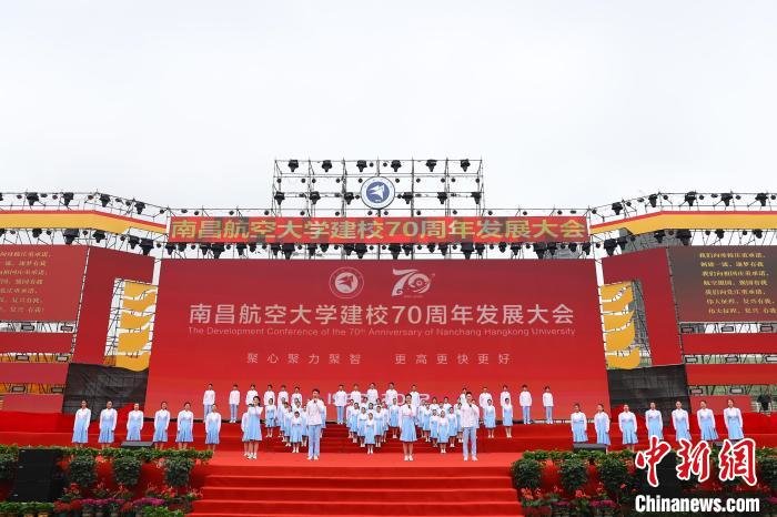 19日上午,南昌航空大学建校70周年发展大会现场,学生正在进行集体朗诵表演。 记者 刘占昆 摄