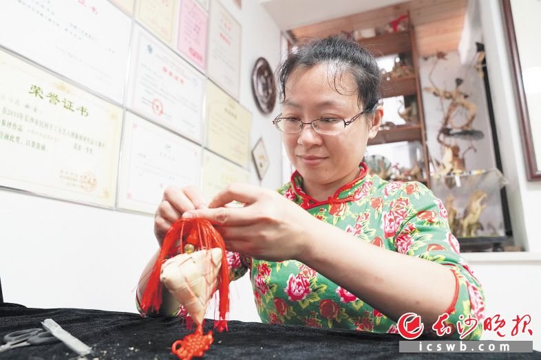 长沙棕叶编传承人周佳霖。资料图片