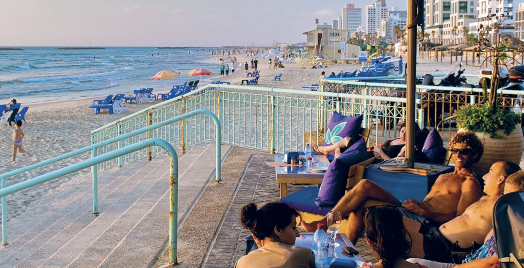 特拉维夫海滩日光浴，以色列和巴勒斯坦领土© Lonely Planet / Karsten Bidstrup