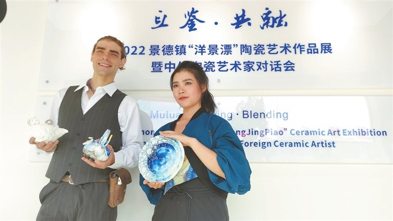 “洋景漂”泥的明和他的中国合作伙伴展示陶艺作品