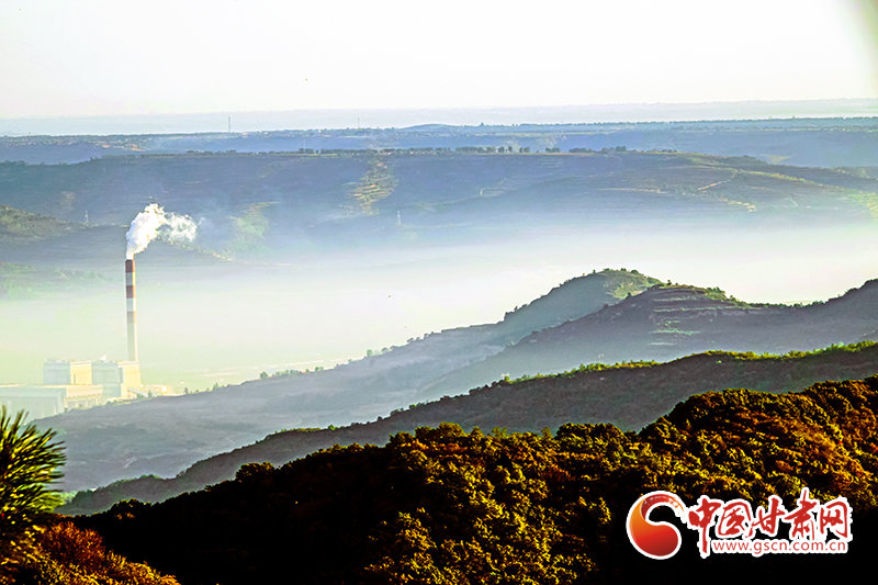 甘肃崇信：层林尽染好秋色 如梦如幻似仙境