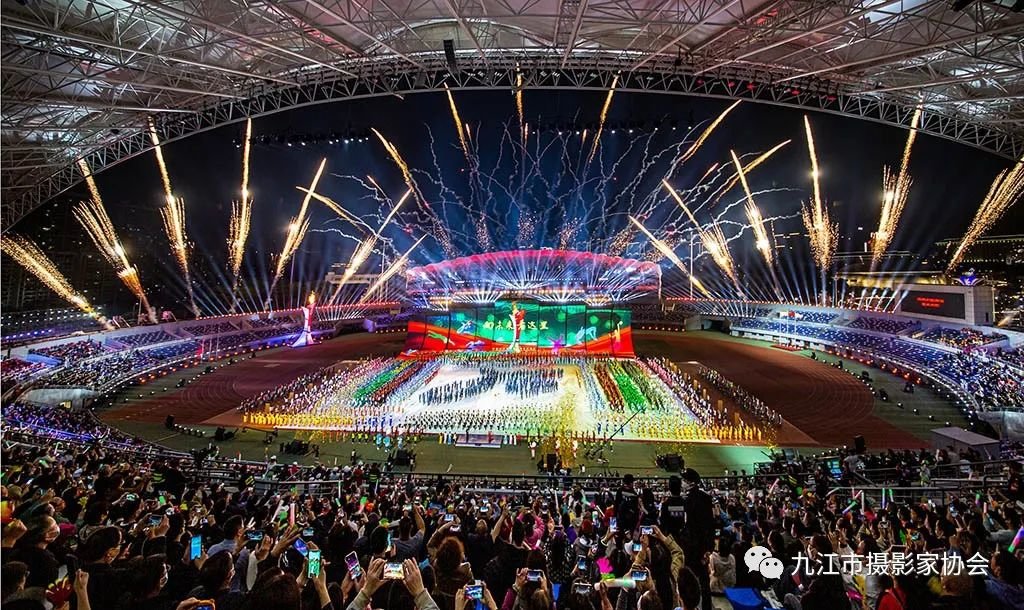 《礼花喜庆省运会》 胡遵武 摄