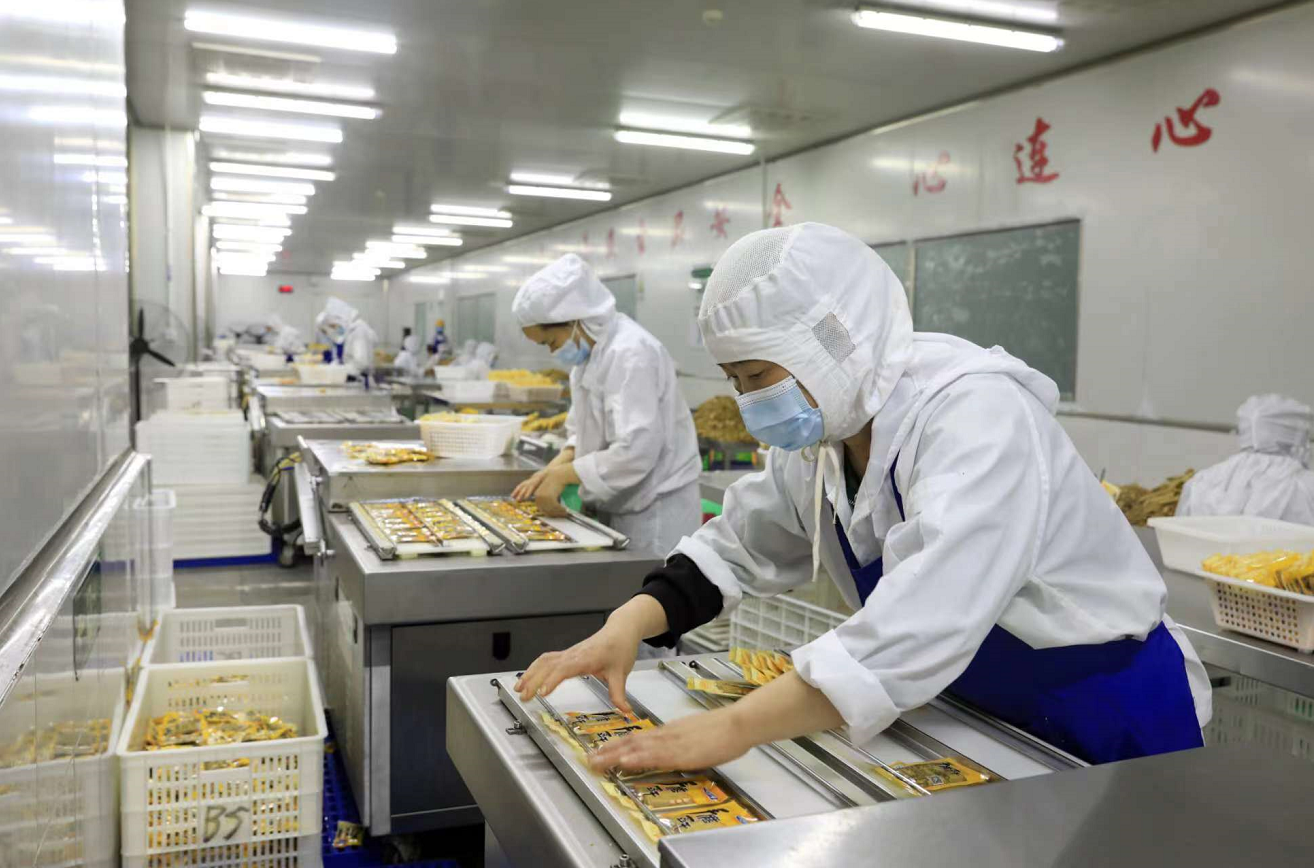 11月18日，重庆奇爽食品有限公司预制菜生产线，工人在包装预制菜产品。通讯员向成国 摄