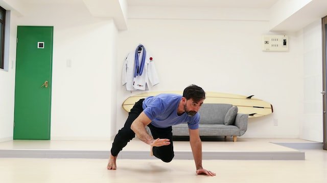 曾经,爬行活动只零星出现在公园里,一队队中老年人动作整齐地匍匐前进