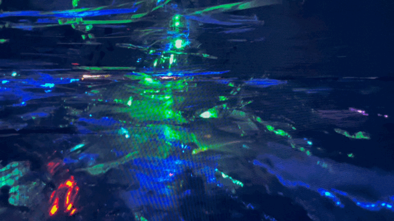 卡地亚与自然历史博物馆合作，经由140倍放大的镜头下，拍摄卡地亚收藏的欧泊宝石的迷人变彩。