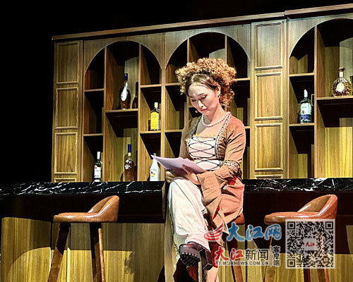 舞台上的如兰投入地表演着。