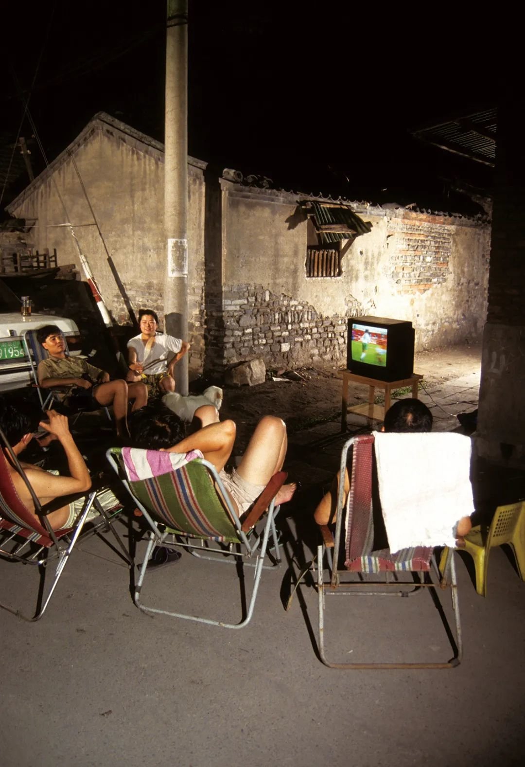 1994年7月5日，北京。球迷围坐在街头，观看电视转播的世界杯比赛。