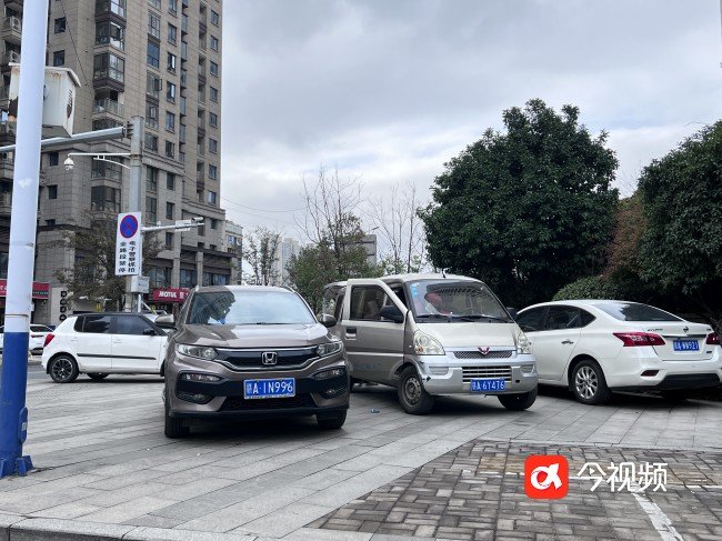 车辆开上人行道