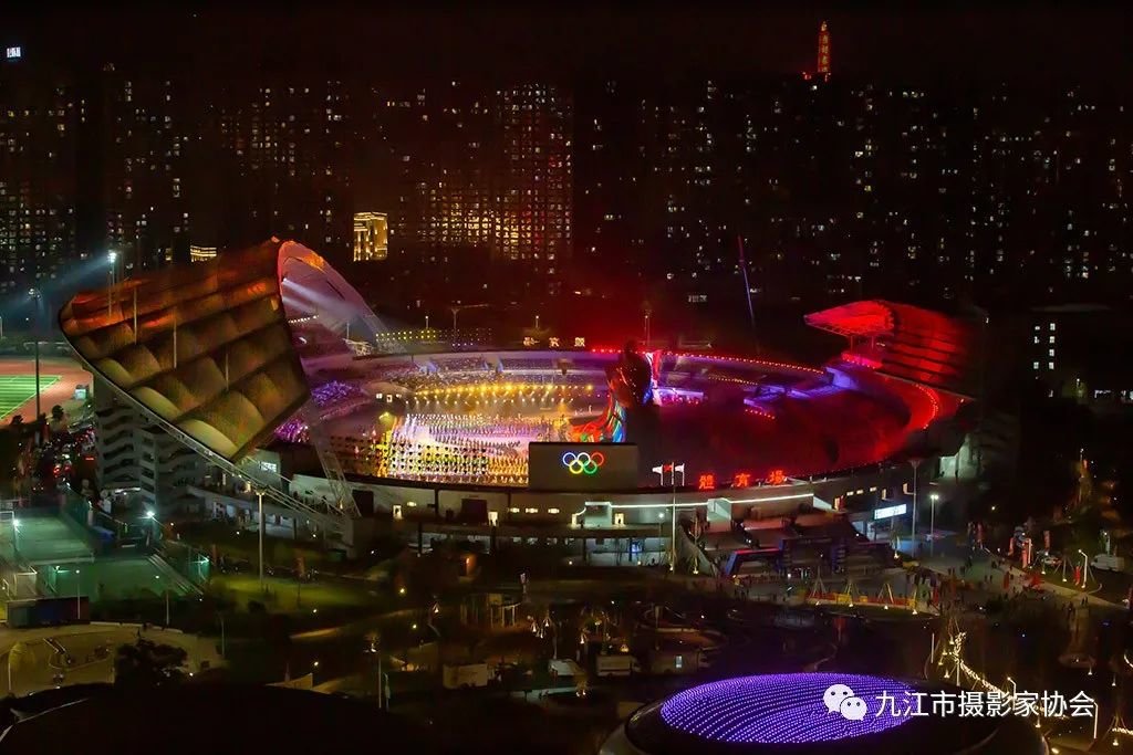 《当好东道主》 龙黎明 摄