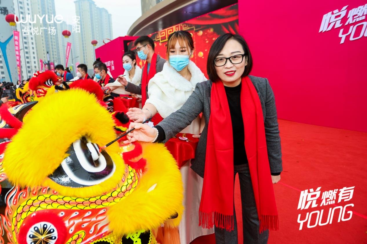 翔狮献瑞，彩旗飞扬，剪彩仪式后，由安阳吾悦广场总经理贾莉女生采青纳福，喜迎八方来客。