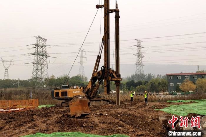 西安东三环至临潼公路灞河特大桥首桩开钻。　西安市交通运输局 供图