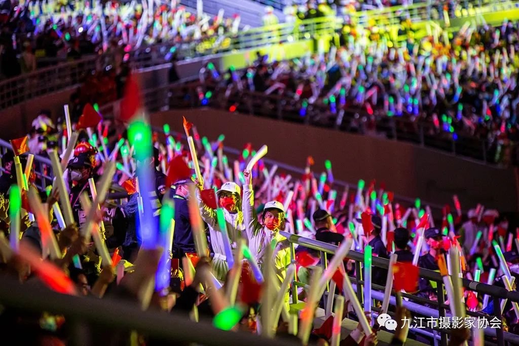 《群众欢庆省运会》 胡遵武 摄