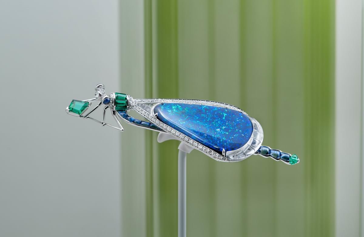 卡地亚在BEAUT&Eacute;S DU MONDE高级珠宝系列展览中展出Cordulia胸针，呈现蜻蜓的轻巧灵动。