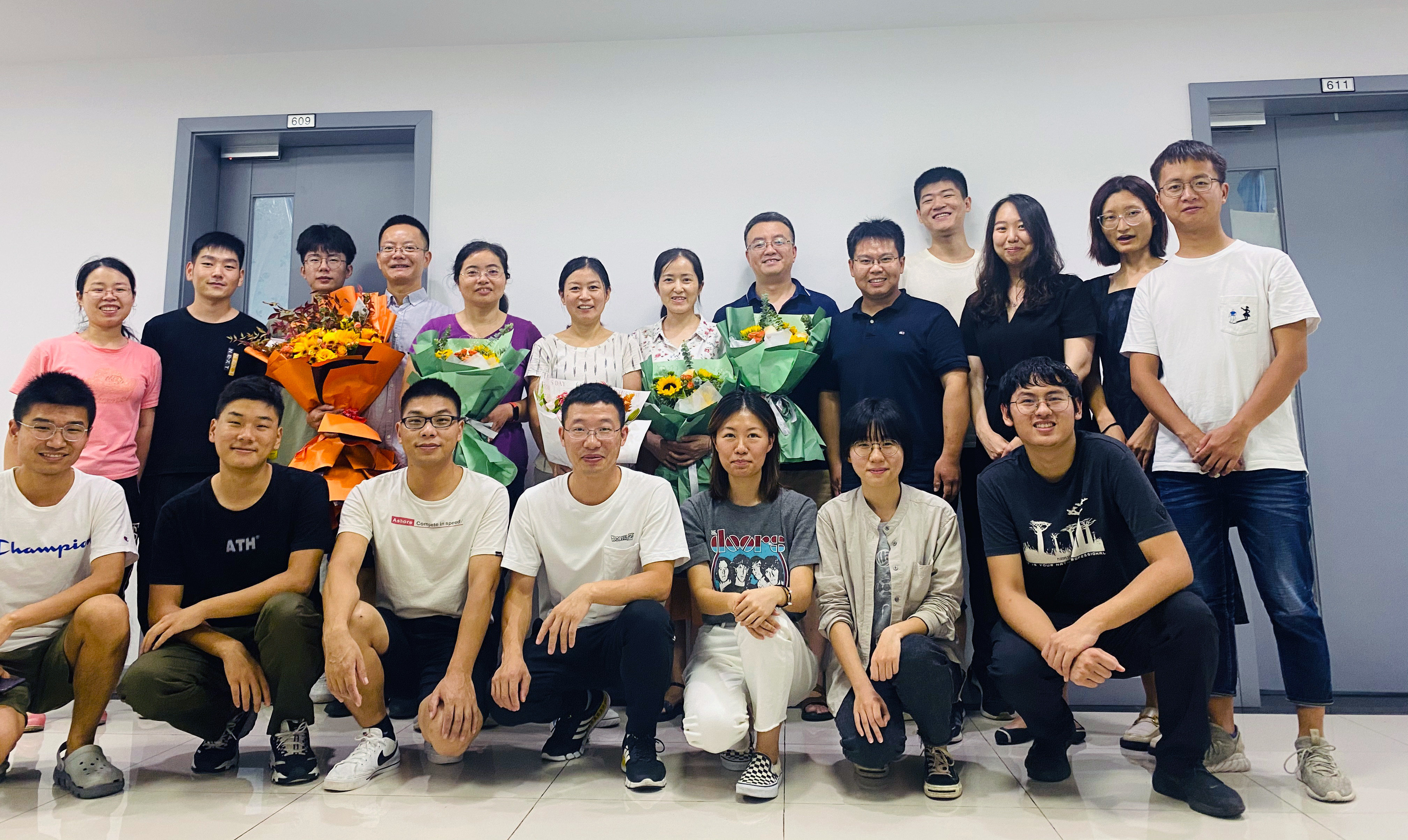 中国科学院分子植物科学卓越创新中心巫永睿研究员和上海师范大学王文琴教授实验室成员的合影。
