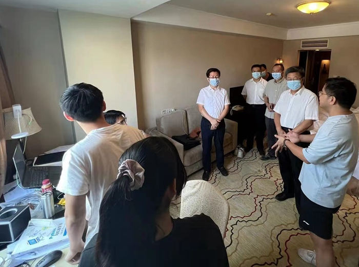 学校领导在赛场指导慰问参赛师生